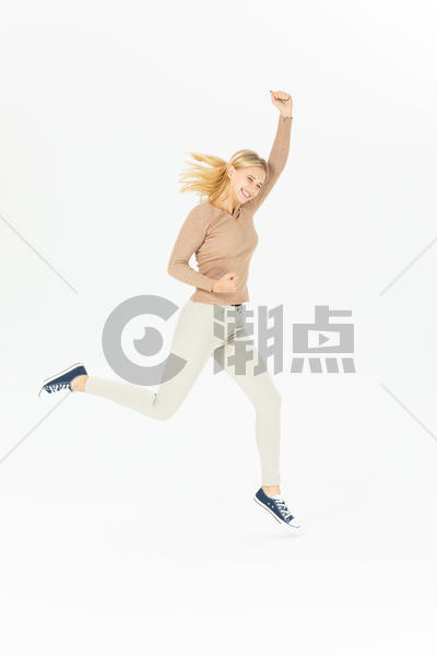 外国美女跳跃图片素材免费下载