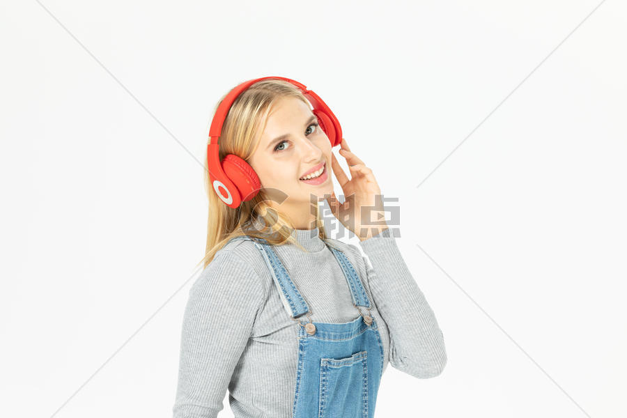 外国美女戴耳机图片素材免费下载