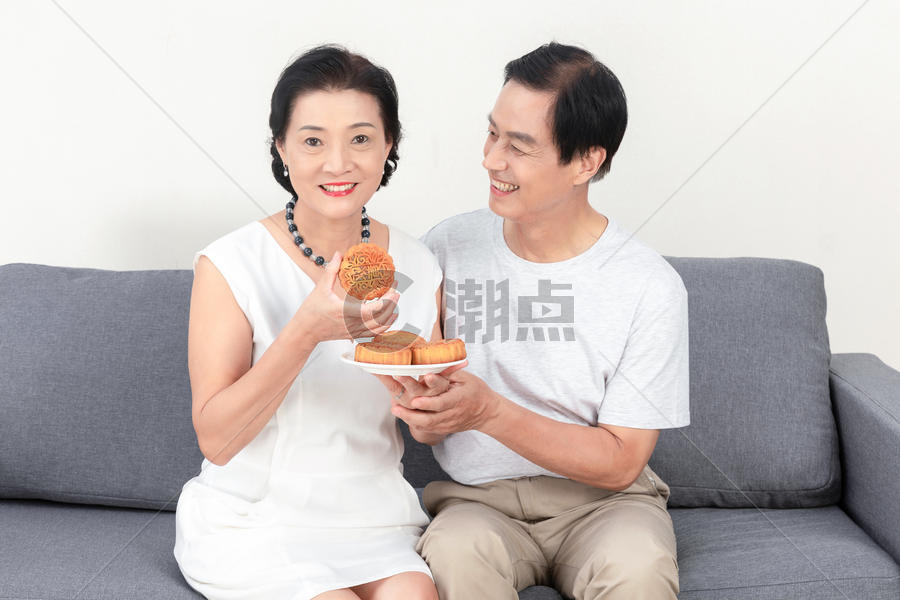 中秋节老年夫妻吃月饼图片素材免费下载