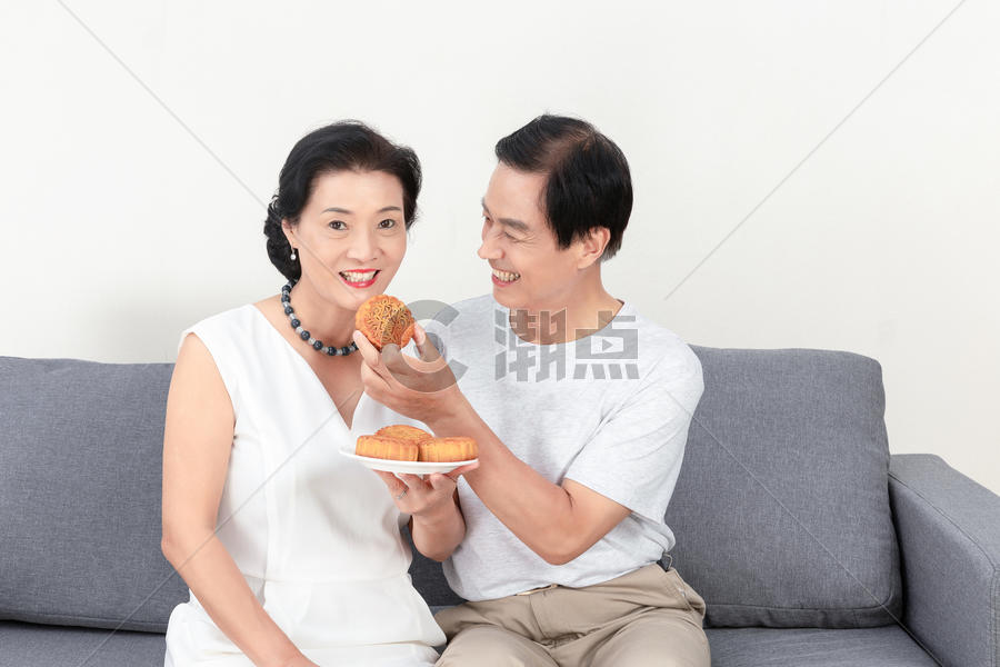 中秋节老年夫妻吃月饼图片素材免费下载