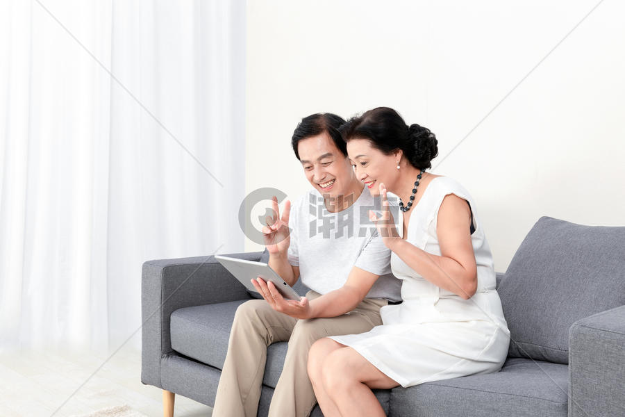 中老年夫妇用平板视频聊天图片素材免费下载