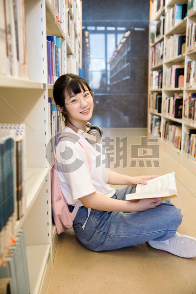 图书馆看书的女生图片素材免费下载