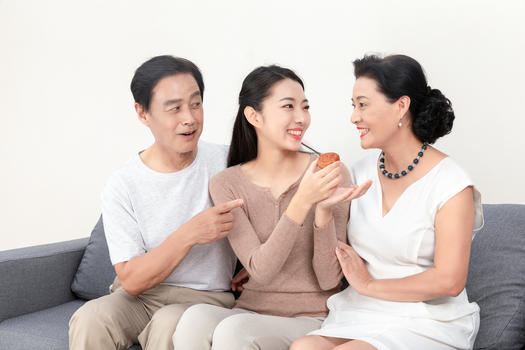 女儿和父母中秋节吃月饼图片素材免费下载