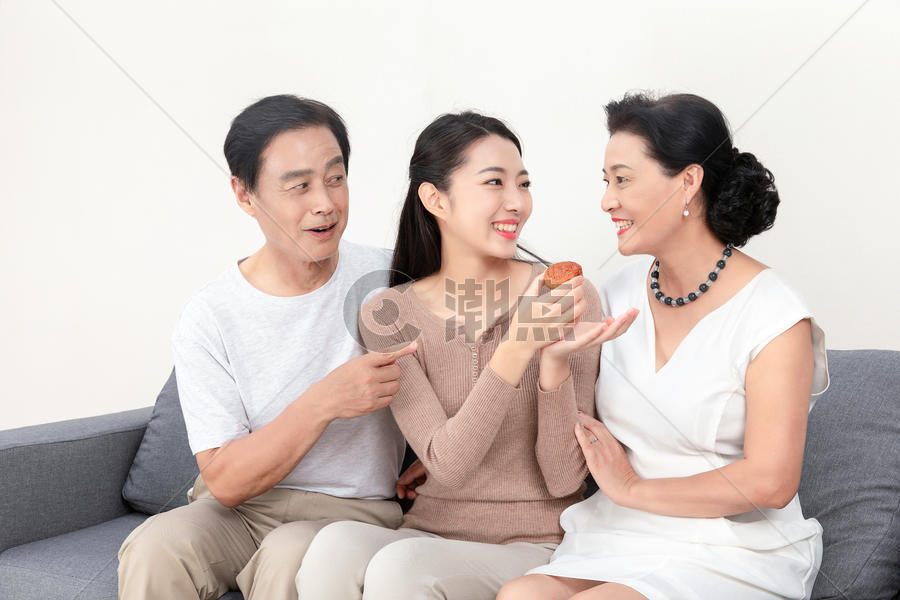 女儿和父母中秋节吃月饼图片素材免费下载