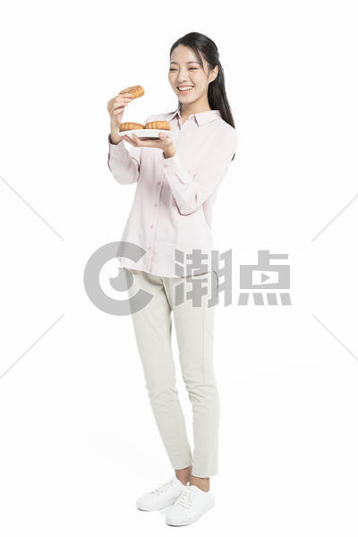 中秋节女生吃月饼图片素材免费下载
