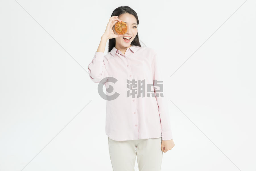 中秋节女生吃月饼图片素材免费下载