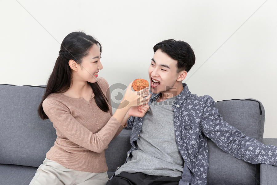 情侣恋人中秋吃月饼图片素材免费下载