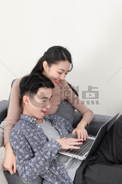 情侣恋人玩笔记本电脑图片素材免费下载