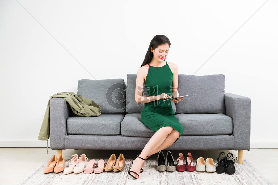 女性购物试鞋图片素材免费下载