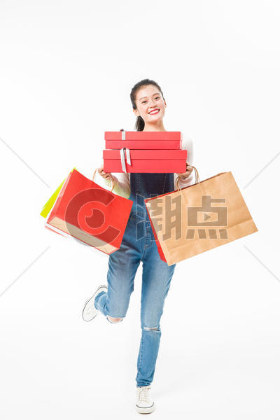 青春大学生购物抱礼盒图片素材免费下载