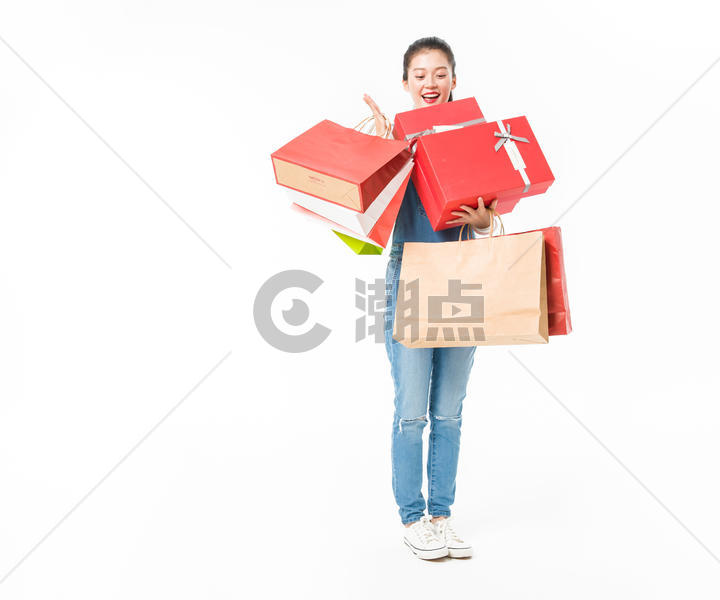 青春大学生购物抱礼盒图片素材免费下载