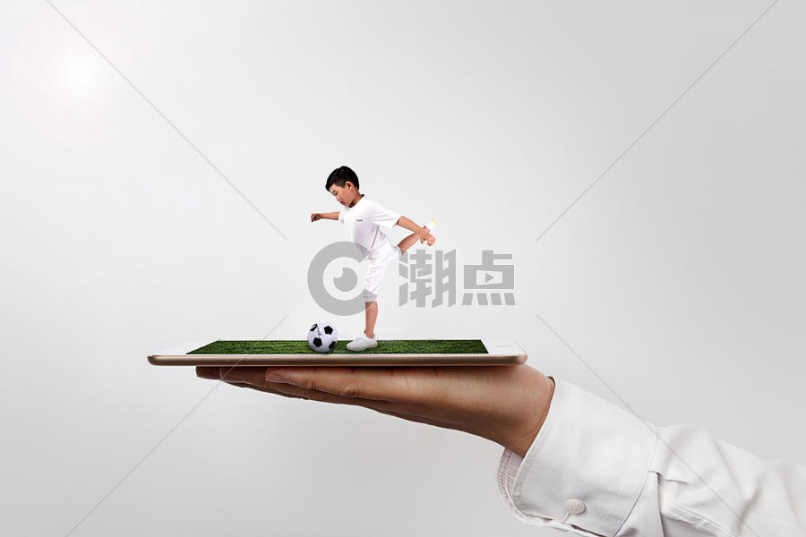手机上踢球的小孩图片素材免费下载