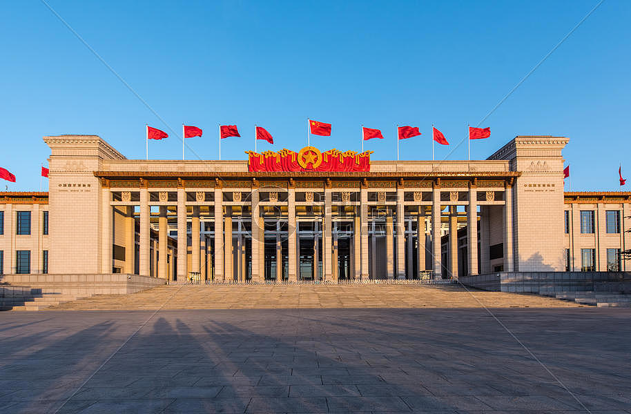 金秋十月红旗招展的中国国家博物馆图片素材免费下载