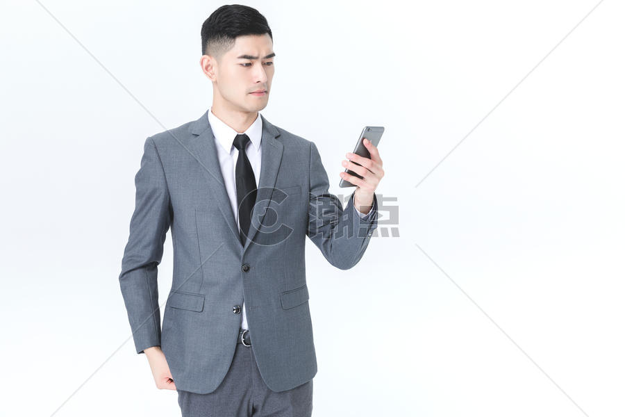 商务男性使用手机白底图片素材免费下载