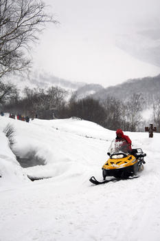 长白山的雪地摩托图片素材免费下载
