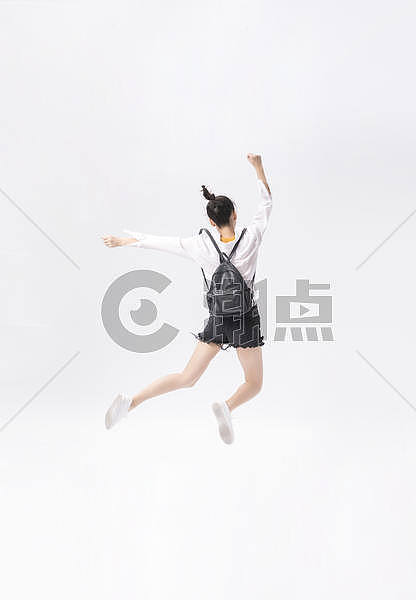 年轻女性跳跃背影图片素材免费下载