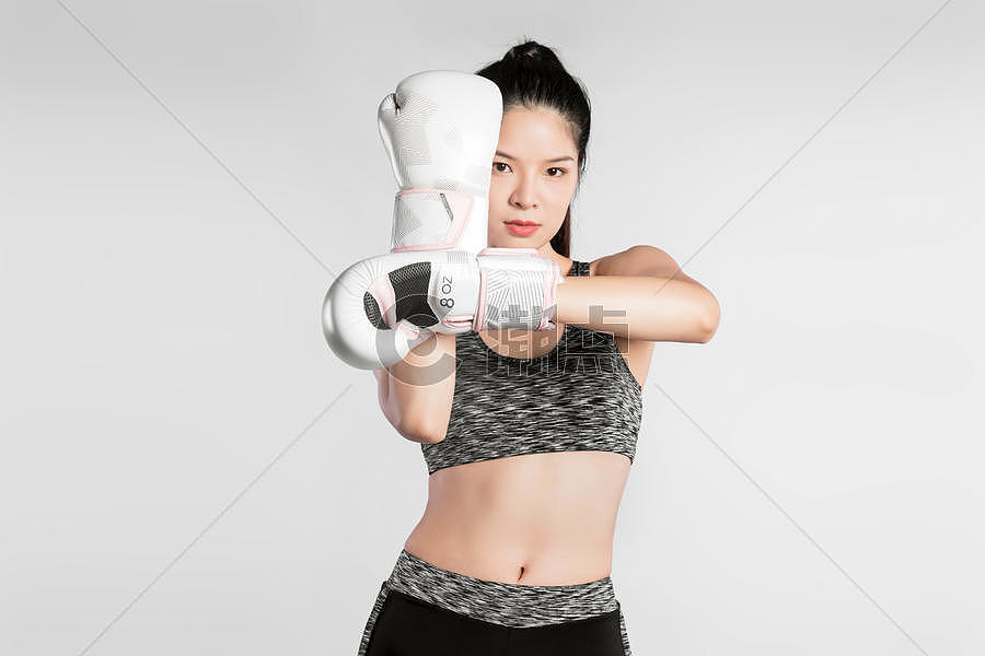 戴拳套的健身美女图片素材免费下载