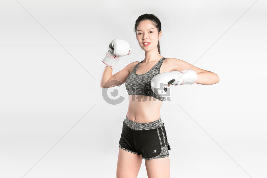 戴拳套的健身美女图片素材免费下载