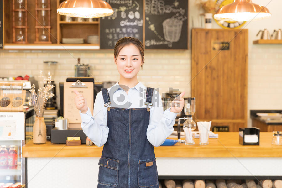 咖啡馆女性服务员举大拇指图片素材免费下载