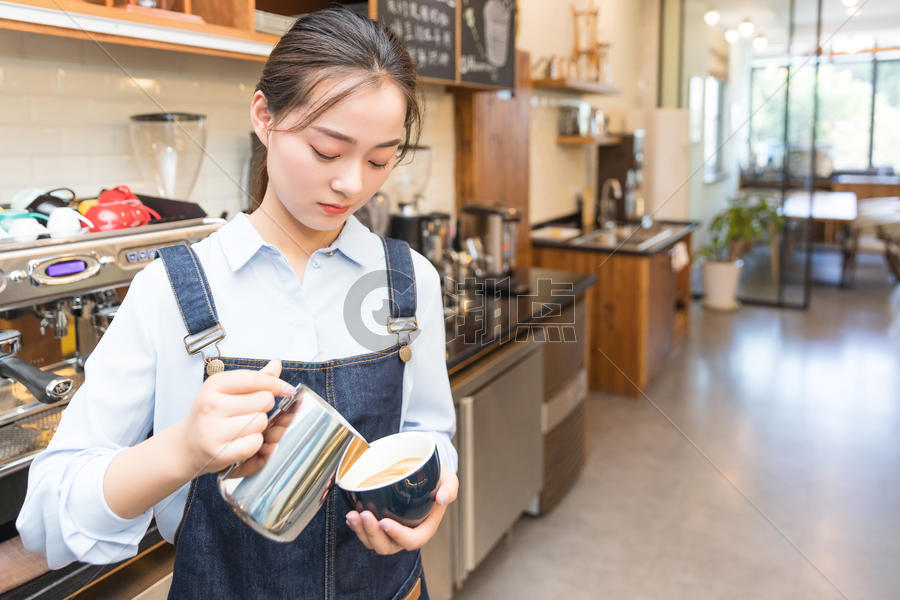 女性咖啡师咖啡拉花图片素材免费下载