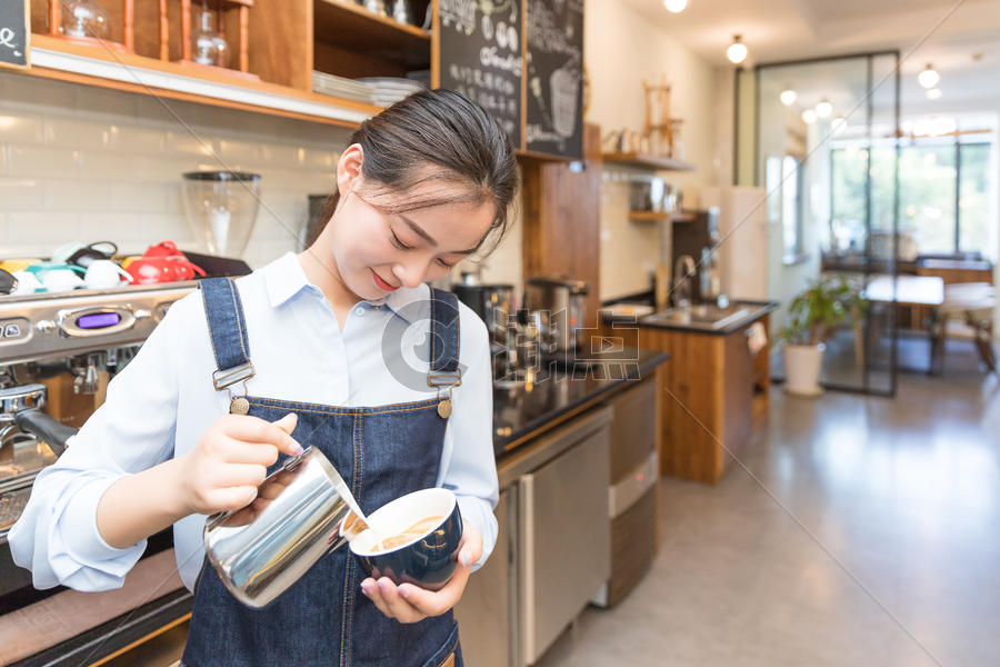 女性咖啡师咖啡拉花图片素材免费下载