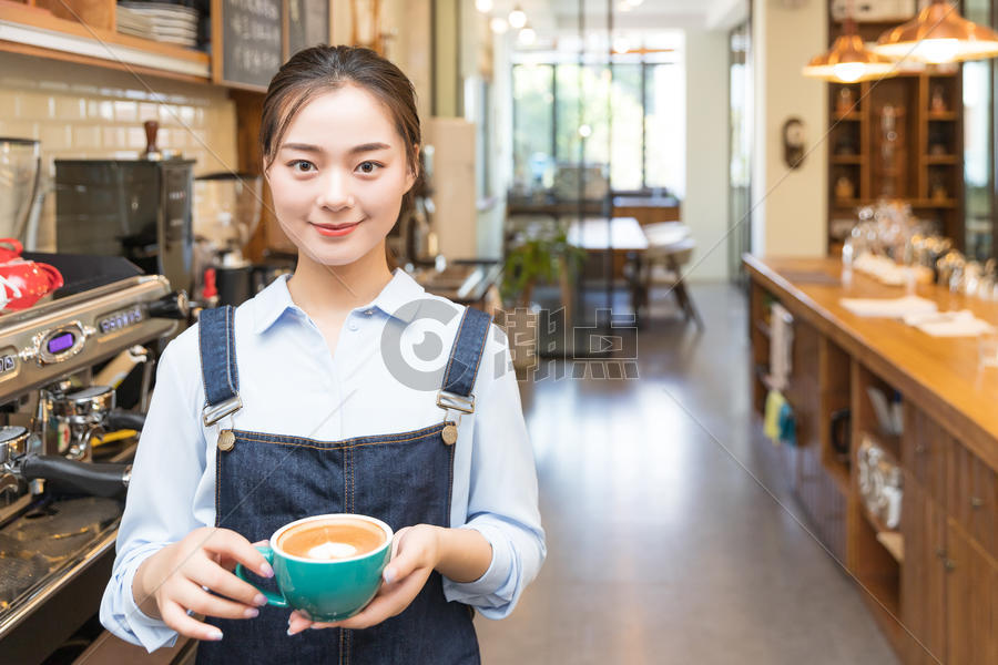 女性咖啡师手拿咖啡图片素材免费下载