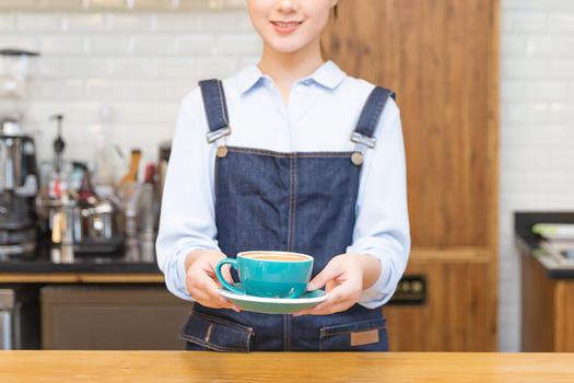 女性咖啡师递咖啡特写图片素材免费下载