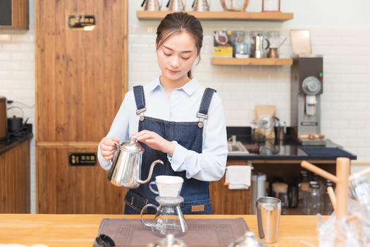 女性咖啡师冲咖啡图片素材免费下载