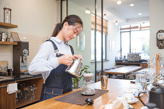 女性咖啡师手冲咖啡图片素材免费下载