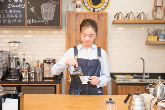 女性咖啡师手冲咖啡图片素材免费下载