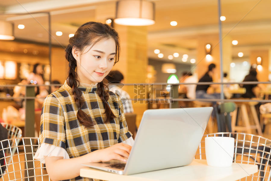 咖啡店青春女孩用电脑看电影图片素材免费下载