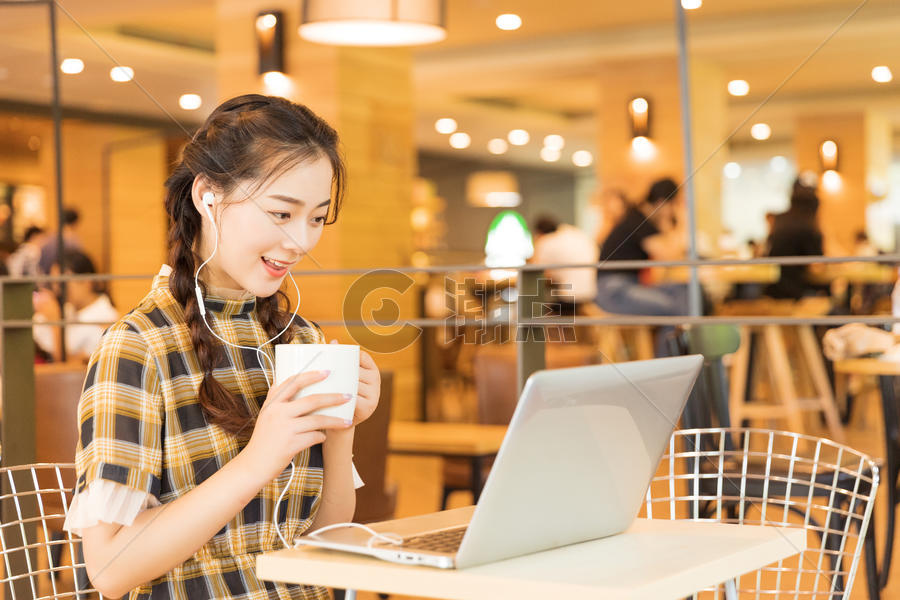 咖啡店青春女孩看电脑图片素材免费下载
