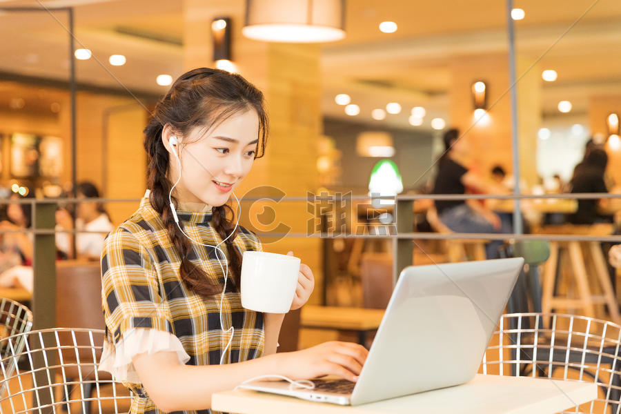 咖啡店青春女孩用电脑看电影图片素材免费下载