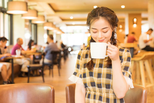 咖啡店喝咖啡的女孩图片素材免费下载