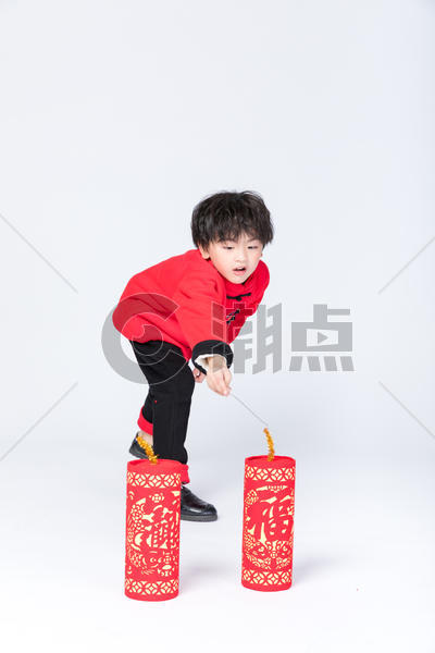 春节喜庆儿童玩鞭炮图片素材免费下载
