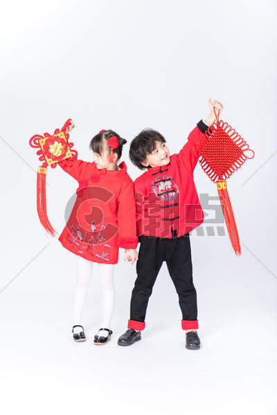 新年儿童手拿中国结拜年图片素材免费下载