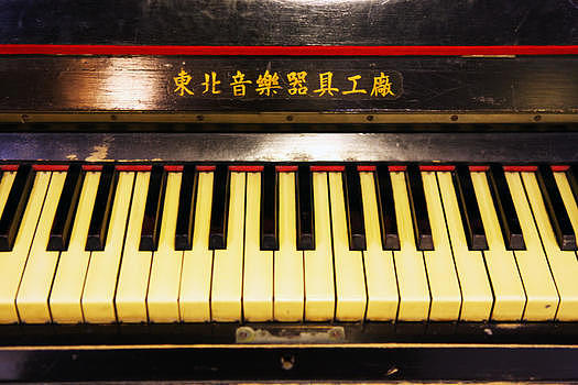 怀旧的老式钢琴图片素材免费下载