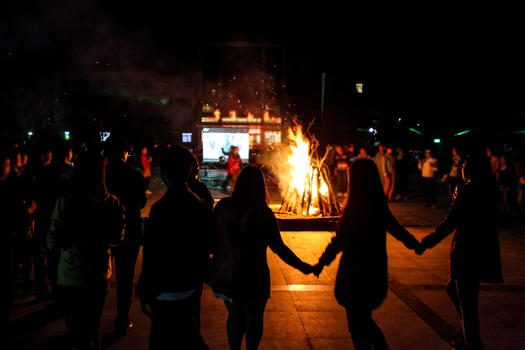 夜晚的篝火圆圈舞图片素材免费下载