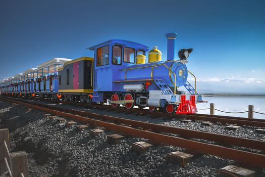 茶卡盐湖上的蓝色火车图片素材免费下载