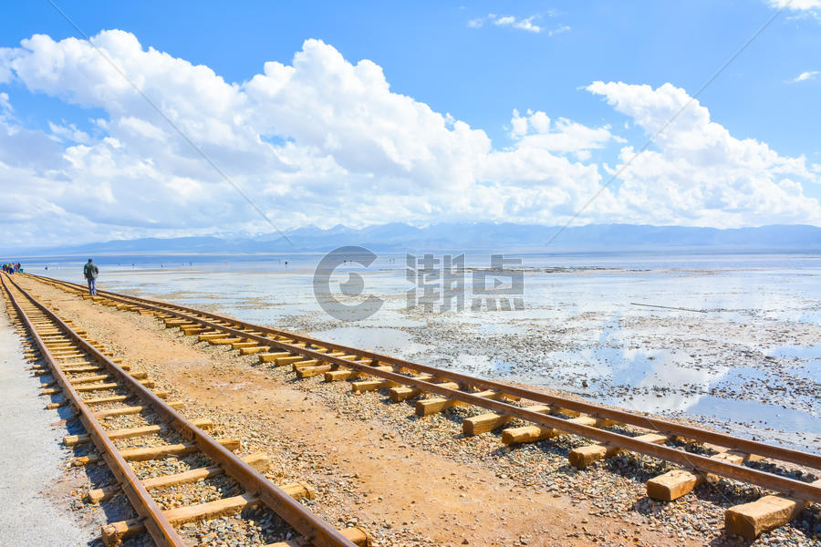 青海省海西蒙古族藏族自治州茶卡盐湖小火车铁轨图片素材免费下载