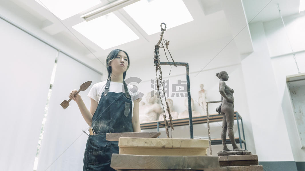 雕塑女匠人制作骨架图片素材免费下载