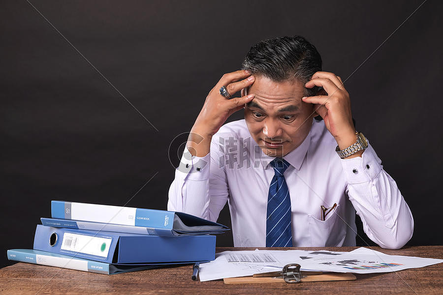 工作中苦恼的中年人摄影图6720*4480图片素材免费下载-编号878419-潮点视频