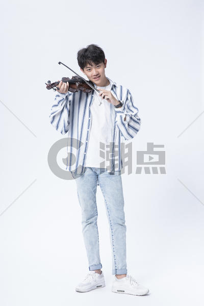青年男性小提琴图片素材免费下载
