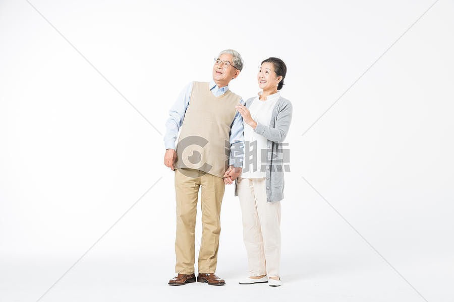 幸福的老年夫妻牵手散步图片素材免费下载