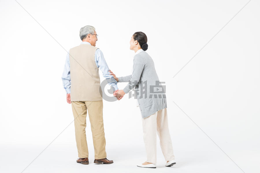 幸福的老年夫妻牵手散步图片素材免费下载