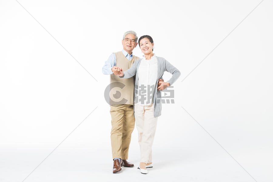 幸福的老年夫妻跳舞图片素材免费下载