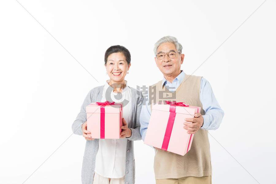 幸福的老年夫妻手拿礼盒图片素材免费下载