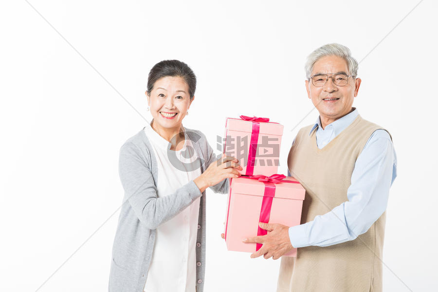 幸福的老年夫妻手拿礼盒图片素材免费下载
