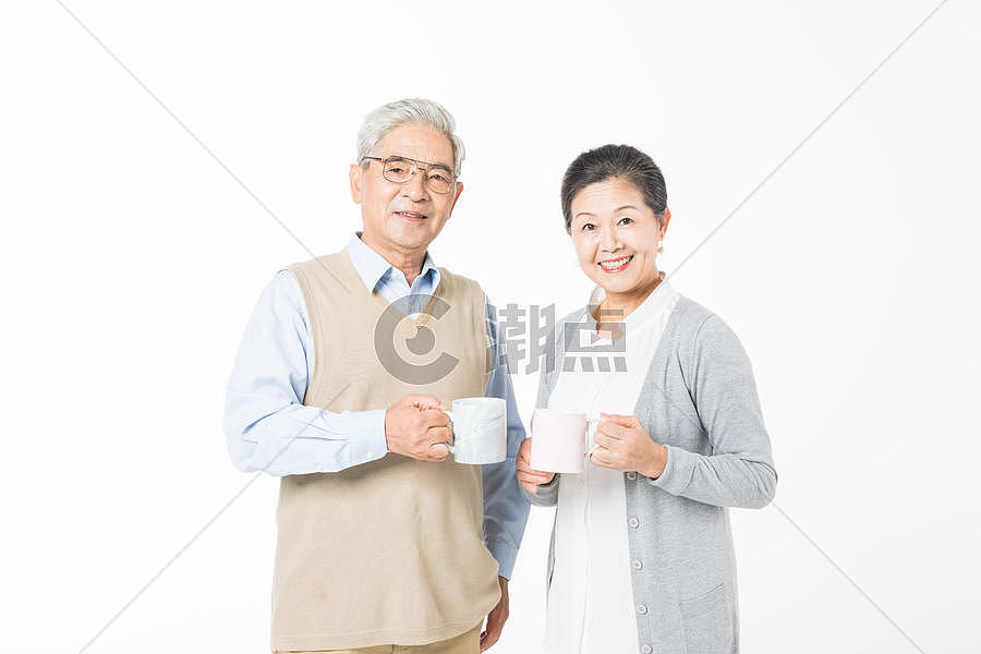 恩爱的老年夫妻喝水图片素材免费下载