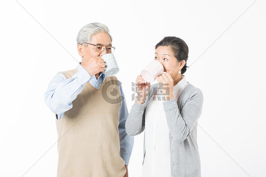 恩爱的老年夫妻喝水图片素材免费下载